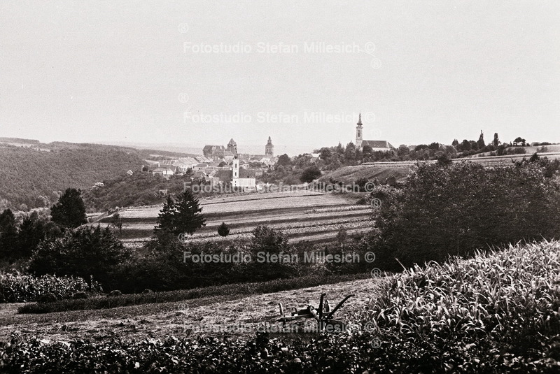 Landschaft mit Dorf